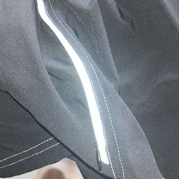 EXCELLENT CONDITION UNISEX TRAYL 7”  TRAIL SHORTS SIZE SMALL - Picture 8 of 8